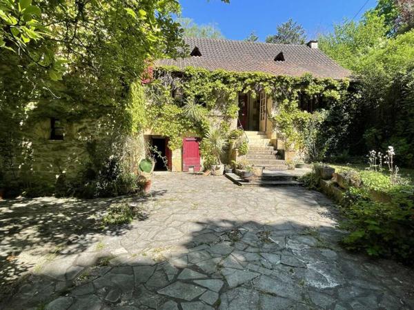 Maison ancienne - Sarlat-la-caneda En Périgord Noir, dans SARLAT, maison d'environ 200 m² habitables avec garage, cave, séchoir à tabac et piscine à rénover sur plus d'un hectare de terrain constructible. Ensemble unique.