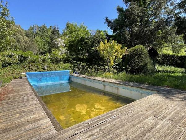 Maison ancienne - Sarlat-la-caneda En Périgord Noir, dans SARLAT, maison d'environ 200 m² habitables avec garage, cave, séchoir à tabac et piscine à rénover sur plus d'un hectare de terrain constructible. Ensemble unique.