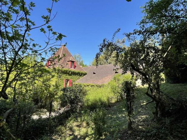 Maison ancienne - Sarlat-la-caneda En Périgord Noir, dans SARLAT, maison d'environ 200 m² habitables avec garage, cave, séchoir à tabac et piscine à rénover sur plus d'un hectare de terrain constructible. Ensemble unique.