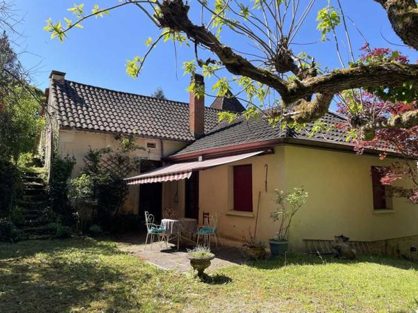 Maison ancienne - Sarlat-la-caneda En Périgord Noir, dans SARLAT, maison d'environ 200 m² habitables avec garage, cave, séchoir à tabac et piscine à rénover sur plus d'un hectare de terrain constructible. Ensemble unique.