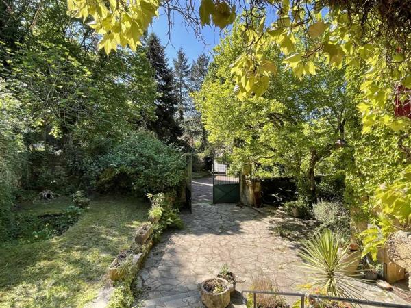 Maison ancienne - Sarlat-la-caneda En Périgord Noir, dans SARLAT, maison d'environ 200 m² habitables avec garage, cave, séchoir à tabac et piscine à rénover sur plus d'un hectare de terrain constructible. Ensemble unique.