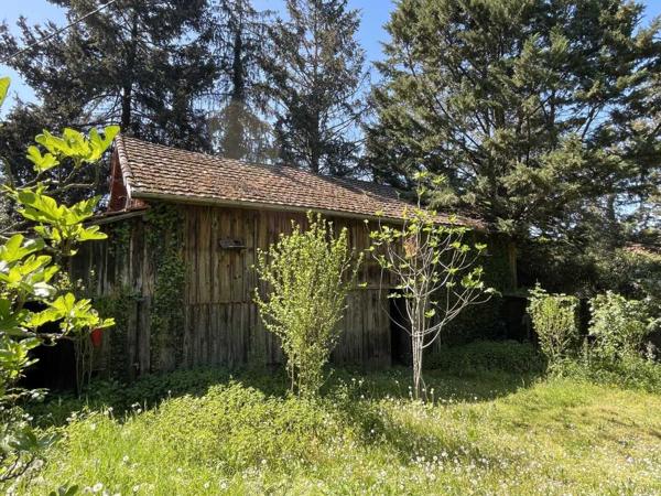 Maison ancienne - Sarlat-la-caneda En Périgord Noir, dans SARLAT, maison d'environ 200 m² habitables avec garage, cave, séchoir à tabac et piscine à rénover sur plus d'un hectare de terrain constructible. Ensemble unique.