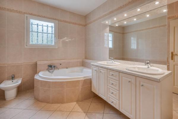 33450 MONTUSSAN - Maison de plain-pied sur parcelle arborée de plus de 1600 m²