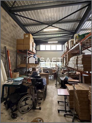Zone artisanale de Martignas, entrepôt de 220 m2 - hauteur de 7 m - porte sectionnelle de 4 m.