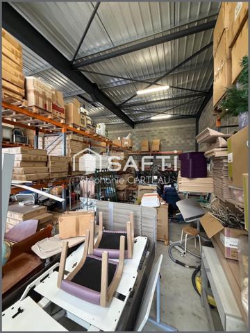 Zone artisanale de Martignas, entrepôt de 220 m2 - hauteur de 7 m - porte sectionnelle de 4 m.