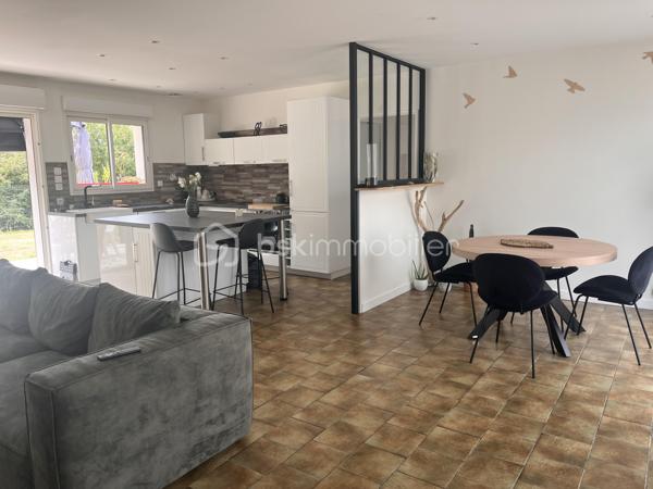 Sur la commune de Soulac-sur-mer, à seulement 7 minutes à vélo de la plage et du centre-ville de Soulac-sur-Mer, venez découvrir cette jolie maison de plain-pied de 87 m² habitables, entièrement rénovée avec soin et parfaitement entretenue, située dans un environnement calme et agréable.

Dès l’entrée, vous serez séduits par sa belle pièce de vie lumineuse avec cuisine ouverte, offrant un espace convivial et chaleureux. La maison dispose de trois chambres, d’une salle d’eau moderne, d’un WC indépendant ainsi que d’un garage attenant de 15 m².
Sur une parcelle de 802 m², cette maison propose un jardin agréable, arboré et facile d’entretien, idéal pour profiter des beaux jours en toute tranquillité.

Aucun travaux n’est à prévoir : vous n’aurez plus qu’à poser vos valises. Que ce soit pour une résidence principale, une résidence secondaire ou un investissement, cette maison réunit tous les atouts pour séduire.
Une visite s’impose ! Contactez-moi