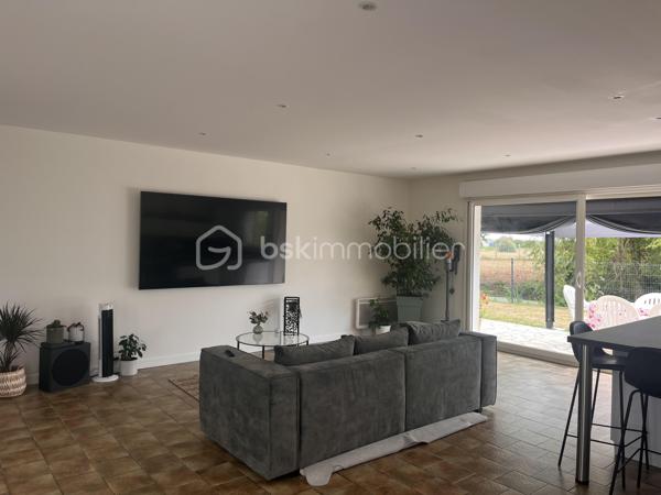 Sur la commune de Soulac-sur-mer, à seulement 7 minutes à vélo de la plage et du centre-ville de Soulac-sur-Mer, venez découvrir cette jolie maison de plain-pied de 87 m² habitables, entièrement rénovée avec soin et parfaitement entretenue, située dans un environnement calme et agréable.

Dès l’entrée, vous serez séduits par sa belle pièce de vie lumineuse avec cuisine ouverte, offrant un espace convivial et chaleureux. La maison dispose de trois chambres, d’une salle d’eau moderne, d’un WC indépendant ainsi que d’un garage attenant de 15 m².
Sur une parcelle de 802 m², cette maison propose un jardin agréable, arboré et facile d’entretien, idéal pour profiter des beaux jours en toute tranquillité.

Aucun travaux n’est à prévoir : vous n’aurez plus qu’à poser vos valises. Que ce soit pour une résidence principale, une résidence secondaire ou un investissement, cette maison réunit tous les atouts pour séduire.
Une visite s’impose ! Contactez-moi