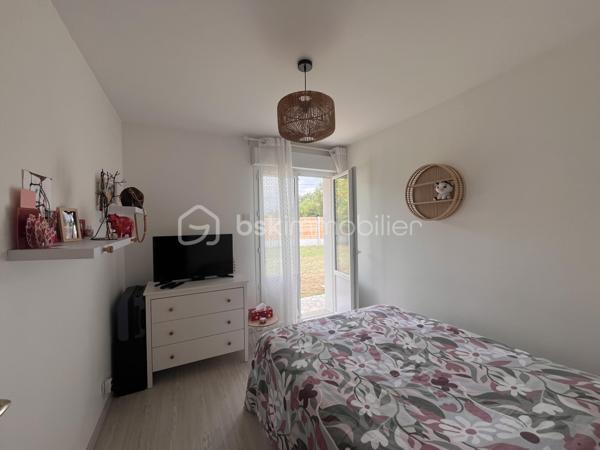 Sur la commune de Soulac-sur-mer, à seulement 7 minutes à vélo de la plage et du centre-ville de Soulac-sur-Mer, venez découvrir cette jolie maison de plain-pied de 87 m² habitables, entièrement rénovée avec soin et parfaitement entretenue, située dans un environnement calme et agréable.

Dès l’entrée, vous serez séduits par sa belle pièce de vie lumineuse avec cuisine ouverte, offrant un espace convivial et chaleureux. La maison dispose de trois chambres, d’une salle d’eau moderne, d’un WC indépendant ainsi que d’un garage attenant de 15 m².
Sur une parcelle de 802 m², cette maison propose un jardin agréable, arboré et facile d’entretien, idéal pour profiter des beaux jours en toute tranquillité.

Aucun travaux n’est à prévoir : vous n’aurez plus qu’à poser vos valises. Que ce soit pour une résidence principale, une résidence secondaire ou un investissement, cette maison réunit tous les atouts pour séduire.
Une visite s’impose ! Contactez-moi