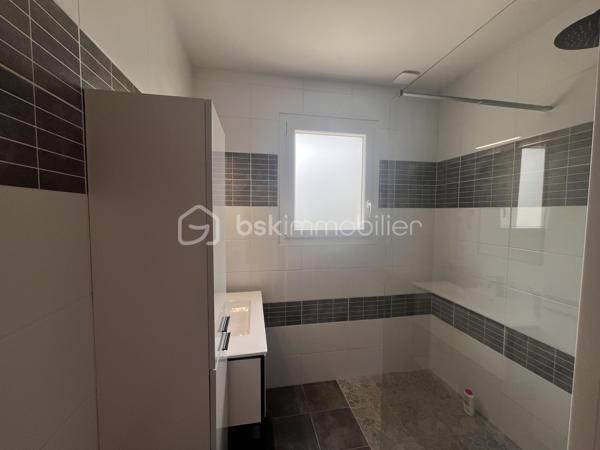 Sur la commune de Soulac-sur-mer, à seulement 7 minutes à vélo de la plage et du centre-ville de Soulac-sur-Mer, venez découvrir cette jolie maison de plain-pied de 87 m² habitables, entièrement rénovée avec soin et parfaitement entretenue, située dans un environnement calme et agréable.

Dès l’entrée, vous serez séduits par sa belle pièce de vie lumineuse avec cuisine ouverte, offrant un espace convivial et chaleureux. La maison dispose de trois chambres, d’une salle d’eau moderne, d’un WC indépendant ainsi que d’un garage attenant de 15 m².
Sur une parcelle de 802 m², cette maison propose un jardin agréable, arboré et facile d’entretien, idéal pour profiter des beaux jours en toute tranquillité.

Aucun travaux n’est à prévoir : vous n’aurez plus qu’à poser vos valises. Que ce soit pour une résidence principale, une résidence secondaire ou un investissement, cette maison réunit tous les atouts pour séduire.
Une visite s’impose ! Contactez-moi