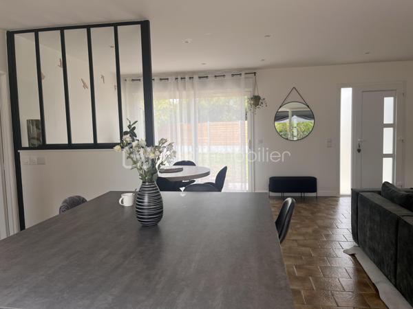Sur la commune de Soulac-sur-mer, à seulement 7 minutes à vélo de la plage et du centre-ville de Soulac-sur-Mer, venez découvrir cette jolie maison de plain-pied de 87 m² habitables, entièrement rénovée avec soin et parfaitement entretenue, située dans un environnement calme et agréable.

Dès l’entrée, vous serez séduits par sa belle pièce de vie lumineuse avec cuisine ouverte, offrant un espace convivial et chaleureux. La maison dispose de trois chambres, d’une salle d’eau moderne, d’un WC indépendant ainsi que d’un garage attenant de 15 m².
Sur une parcelle de 802 m², cette maison propose un jardin agréable, arboré et facile d’entretien, idéal pour profiter des beaux jours en toute tranquillité.

Aucun travaux n’est à prévoir : vous n’aurez plus qu’à poser vos valises. Que ce soit pour une résidence principale, une résidence secondaire ou un investissement, cette maison réunit tous les atouts pour séduire.
Une visite s’impose ! Contactez-moi