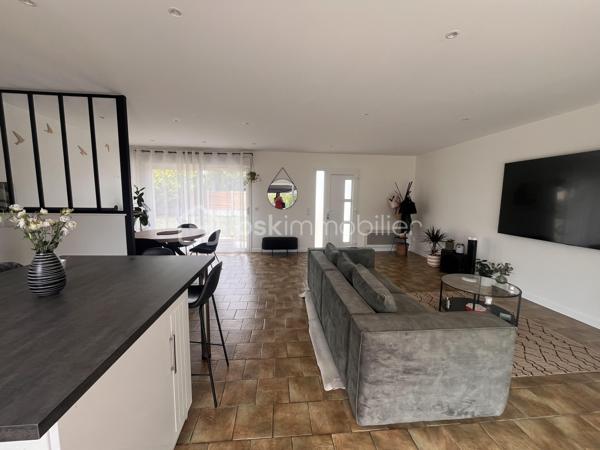 Sur la commune de Soulac-sur-mer, à seulement 7 minutes à vélo de la plage et du centre-ville de Soulac-sur-Mer, venez découvrir cette jolie maison de plain-pied de 87 m² habitables, entièrement rénovée avec soin et parfaitement entretenue, située dans un environnement calme et agréable.

Dès l’entrée, vous serez séduits par sa belle pièce de vie lumineuse avec cuisine ouverte, offrant un espace convivial et chaleureux. La maison dispose de trois chambres, d’une salle d’eau moderne, d’un WC indépendant ainsi que d’un garage attenant de 15 m².
Sur une parcelle de 802 m², cette maison propose un jardin agréable, arboré et facile d’entretien, idéal pour profiter des beaux jours en toute tranquillité.

Aucun travaux n’est à prévoir : vous n’aurez plus qu’à poser vos valises. Que ce soit pour une résidence principale, une résidence secondaire ou un investissement, cette maison réunit tous les atouts pour séduire.
Une visite s’impose ! Contactez-moi