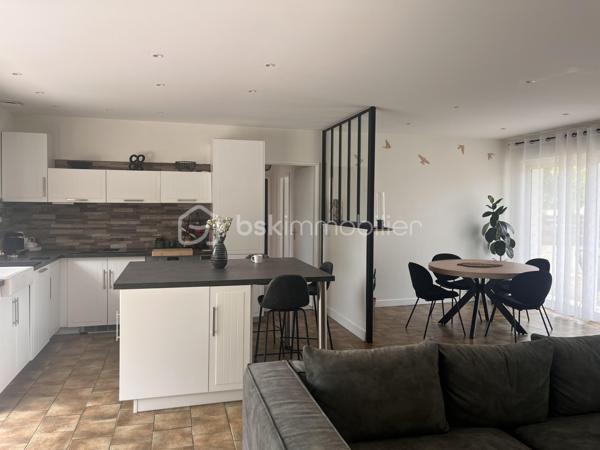 Sur la commune de Soulac-sur-mer, à seulement 7 minutes à vélo de la plage et du centre-ville de Soulac-sur-Mer, venez découvrir cette jolie maison de plain-pied de 87 m² habitables, entièrement rénovée avec soin et parfaitement entretenue, située dans un environnement calme et agréable.

Dès l’entrée, vous serez séduits par sa belle pièce de vie lumineuse avec cuisine ouverte, offrant un espace convivial et chaleureux. La maison dispose de trois chambres, d’une salle d’eau moderne, d’un WC indépendant ainsi que d’un garage attenant de 15 m².
Sur une parcelle de 802 m², cette maison propose un jardin agréable, arboré et facile d’entretien, idéal pour profiter des beaux jours en toute tranquillité.

Aucun travaux n’est à prévoir : vous n’aurez plus qu’à poser vos valises. Que ce soit pour une résidence principale, une résidence secondaire ou un investissement, cette maison réunit tous les atouts pour séduire.
Une visite s’impose ! Contactez-moi