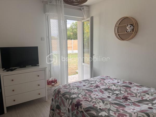 Sur la commune de Soulac-sur-mer, à seulement 7 minutes à vélo de la plage et du centre-ville de Soulac-sur-Mer, venez découvrir cette jolie maison de plain-pied de 87 m² habitables, entièrement rénovée avec soin et parfaitement entretenue, située dans un environnement calme et agréable.

Dès l’entrée, vous serez séduits par sa belle pièce de vie lumineuse avec cuisine ouverte, offrant un espace convivial et chaleureux. La maison dispose de trois chambres, d’une salle d’eau moderne, d’un WC indépendant ainsi que d’un garage attenant de 15 m².
Sur une parcelle de 802 m², cette maison propose un jardin agréable, arboré et facile d’entretien, idéal pour profiter des beaux jours en toute tranquillité.

Aucun travaux n’est à prévoir : vous n’aurez plus qu’à poser vos valises. Que ce soit pour une résidence principale, une résidence secondaire ou un investissement, cette maison réunit tous les atouts pour séduire.
Une visite s’impose ! Contactez-moi