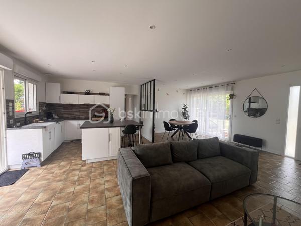 Sur la commune de Soulac-sur-mer, à seulement 7 minutes à vélo de la plage et du centre-ville de Soulac-sur-Mer, venez découvrir cette jolie maison de plain-pied de 87 m² habitables, entièrement rénovée avec soin et parfaitement entretenue, située dans un environnement calme et agréable.

Dès l’entrée, vous serez séduits par sa belle pièce de vie lumineuse avec cuisine ouverte, offrant un espace convivial et chaleureux. La maison dispose de trois chambres, d’une salle d’eau moderne, d’un WC indépendant ainsi que d’un garage attenant de 15 m².
Sur une parcelle de 802 m², cette maison propose un jardin agréable, arboré et facile d’entretien, idéal pour profiter des beaux jours en toute tranquillité.

Aucun travaux n’est à prévoir : vous n’aurez plus qu’à poser vos valises. Que ce soit pour une résidence principale, une résidence secondaire ou un investissement, cette maison réunit tous les atouts pour séduire.
Une visite s’impose ! Contactez-moi