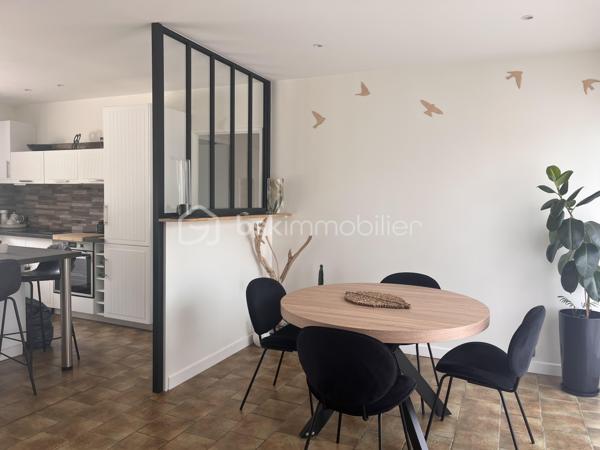 Sur la commune de Soulac-sur-mer, à seulement 7 minutes à vélo de la plage et du centre-ville de Soulac-sur-Mer, venez découvrir cette jolie maison de plain-pied de 87 m² habitables, entièrement rénovée avec soin et parfaitement entretenue, située dans un environnement calme et agréable.

Dès l’entrée, vous serez séduits par sa belle pièce de vie lumineuse avec cuisine ouverte, offrant un espace convivial et chaleureux. La maison dispose de trois chambres, d’une salle d’eau moderne, d’un WC indépendant ainsi que d’un garage attenant de 15 m².
Sur une parcelle de 802 m², cette maison propose un jardin agréable, arboré et facile d’entretien, idéal pour profiter des beaux jours en toute tranquillité.

Aucun travaux n’est à prévoir : vous n’aurez plus qu’à poser vos valises. Que ce soit pour une résidence principale, une résidence secondaire ou un investissement, cette maison réunit tous les atouts pour séduire.
Une visite s’impose ! Contactez-moi