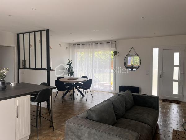 Sur la commune de Soulac-sur-mer, à seulement 7 minutes à vélo de la plage et du centre-ville de Soulac-sur-Mer, venez découvrir cette jolie maison de plain-pied de 87 m² habitables, entièrement rénovée avec soin et parfaitement entretenue, située dans un environnement calme et agréable.

Dès l’entrée, vous serez séduits par sa belle pièce de vie lumineuse avec cuisine ouverte, offrant un espace convivial et chaleureux. La maison dispose de trois chambres, d’une salle d’eau moderne, d’un WC indépendant ainsi que d’un garage attenant de 15 m².
Sur une parcelle de 802 m², cette maison propose un jardin agréable, arboré et facile d’entretien, idéal pour profiter des beaux jours en toute tranquillité.

Aucun travaux n’est à prévoir : vous n’aurez plus qu’à poser vos valises. Que ce soit pour une résidence principale, une résidence secondaire ou un investissement, cette maison réunit tous les atouts pour séduire.
Une visite s’impose ! Contactez-moi