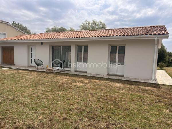 Sur la commune de Soulac-sur-mer, à seulement 7 minutes à vélo de la plage et du centre-ville de Soulac-sur-Mer, venez découvrir cette jolie maison de plain-pied de 87 m² habitables, entièrement rénovée avec soin et parfaitement entretenue, située dans un environnement calme et agréable.

Dès l’entrée, vous serez séduits par sa belle pièce de vie lumineuse avec cuisine ouverte, offrant un espace convivial et chaleureux. La maison dispose de trois chambres, d’une salle d’eau moderne, d’un WC indépendant ainsi que d’un garage attenant de 15 m².
Sur une parcelle de 802 m², cette maison propose un jardin agréable, arboré et facile d’entretien, idéal pour profiter des beaux jours en toute tranquillité.

Aucun travaux n’est à prévoir : vous n’aurez plus qu’à poser vos valises. Que ce soit pour une résidence principale, une résidence secondaire ou un investissement, cette maison réunit tous les atouts pour séduire.
Une visite s’impose ! Contactez-moi
