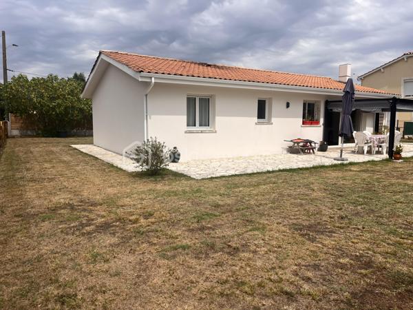 Sur la commune de Soulac-sur-mer, à seulement 7 minutes à vélo de la plage et du centre-ville de Soulac-sur-Mer, venez découvrir cette jolie maison de plain-pied de 87 m² habitables, entièrement rénovée avec soin et parfaitement entretenue, située dans un environnement calme et agréable.

Dès l’entrée, vous serez séduits par sa belle pièce de vie lumineuse avec cuisine ouverte, offrant un espace convivial et chaleureux. La maison dispose de trois chambres, d’une salle d’eau moderne, d’un WC indépendant ainsi que d’un garage attenant de 15 m².
Sur une parcelle de 802 m², cette maison propose un jardin agréable, arboré et facile d’entretien, idéal pour profiter des beaux jours en toute tranquillité.

Aucun travaux n’est à prévoir : vous n’aurez plus qu’à poser vos valises. Que ce soit pour une résidence principale, une résidence secondaire ou un investissement, cette maison réunit tous les atouts pour séduire.
Une visite s’impose ! Contactez-moi