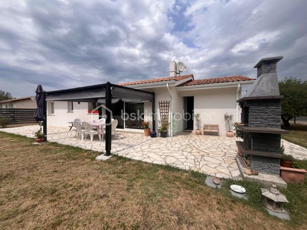 Sur la commune de Soulac-sur-mer, à seulement 7 minutes à vélo de la plage et du centre-ville de Soulac-sur-Mer, venez découvrir cette jolie maison de plain-pied de 87 m² habitables, entièrement rénovée avec soin et parfaitement entretenue, située dans un environnement calme et agréable.

Dès l’entrée, vous serez séduits par sa belle pièce de vie lumineuse avec cuisine ouverte, offrant un espace convivial et chaleureux. La maison dispose de trois chambres, d’une salle d’eau moderne, d’un WC indépendant ainsi que d’un garage attenant de 15 m².
Sur une parcelle de 802 m², cette maison propose un jardin agréable, arboré et facile d’entretien, idéal pour profiter des beaux jours en toute tranquillité.

Aucun travaux n’est à prévoir : vous n’aurez plus qu’à poser vos valises. Que ce soit pour une résidence principale, une résidence secondaire ou un investissement, cette maison réunit tous les atouts pour séduire.
Une visite s’impose ! Contactez-moi