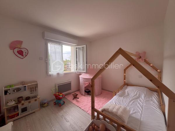 Sur la commune de Soulac-sur-mer, à seulement 7 minutes à vélo de la plage et du centre-ville de Soulac-sur-Mer, venez découvrir cette jolie maison de plain-pied de 87 m² habitables, entièrement rénovée avec soin et parfaitement entretenue, située dans un environnement calme et agréable.

Dès l’entrée, vous serez séduits par sa belle pièce de vie lumineuse avec cuisine ouverte, offrant un espace convivial et chaleureux. La maison dispose de trois chambres, d’une salle d’eau moderne, d’un WC indépendant ainsi que d’un garage attenant de 15 m².
Sur une parcelle de 802 m², cette maison propose un jardin agréable, arboré et facile d’entretien, idéal pour profiter des beaux jours en toute tranquillité.

Aucun travaux n’est à prévoir : vous n’aurez plus qu’à poser vos valises. Que ce soit pour une résidence principale, une résidence secondaire ou un investissement, cette maison réunit tous les atouts pour séduire.
Une visite s’impose ! Contactez-moi