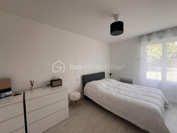 Sur la commune de Soulac-sur-mer, à seulement 7 minutes à vélo de la plage et du centre-ville de Soulac-sur-Mer, venez découvrir cette jolie maison de plain-pied de 87 m² habitables, entièrement rénovée avec soin et parfaitement entretenue, située dans un environnement calme et agréable.

Dès l’entrée, vous serez séduits par sa belle pièce de vie lumineuse avec cuisine ouverte, offrant un espace convivial et chaleureux. La maison dispose de trois chambres, d’une salle d’eau moderne, d’un WC indépendant ainsi que d’un garage attenant de 15 m².
Sur une parcelle de 802 m², cette maison propose un jardin agréable, arboré et facile d’entretien, idéal pour profiter des beaux jours en toute tranquillité.

Aucun travaux n’est à prévoir : vous n’aurez plus qu’à poser vos valises. Que ce soit pour une résidence principale, une résidence secondaire ou un investissement, cette maison réunit tous les atouts pour séduire.
Une visite s’impose ! Contactez-moi