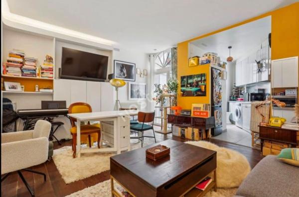 Appartement meublé deux pièces 51m² à louer en rez-de-chaussée à Paris avec courette