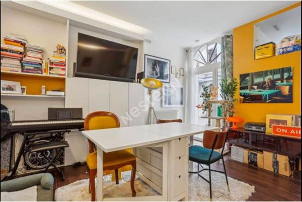 Appartement meublé deux pièces 51m² à louer en rez-de-chaussée à Paris avec courette