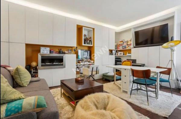 Appartement meublé deux pièces 51m² à louer en rez-de-chaussée à Paris avec courette