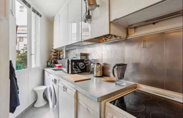 Appartement meublé deux pièces 51m² à louer en rez-de-chaussée à Paris avec courette