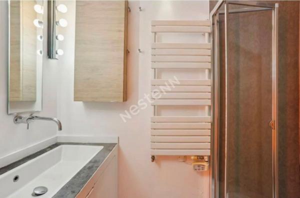 Appartement meublé deux pièces 51m² à louer en rez-de-chaussée à Paris avec courette