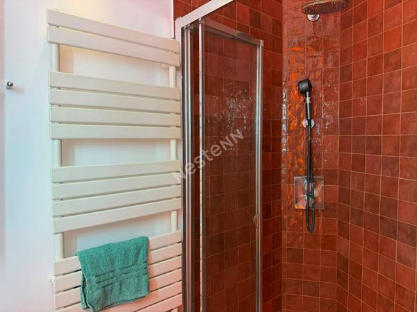 Appartement meublé deux pièces 51m² à louer en rez-de-chaussée à Paris avec courette