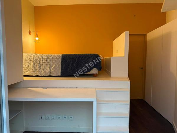 Appartement meublé deux pièces 51m² à louer en rez-de-chaussée à Paris avec courette