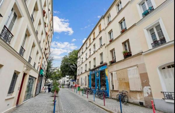 Appartement meublé deux pièces 51m² à louer en rez-de-chaussée à Paris avec courette