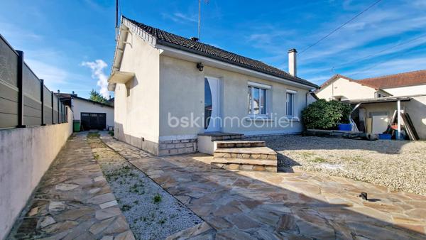 Située dans un secteur recherché de Villeparisis, découvrez cette charmante maison offrant un agencement fonctionnel, une excellente distribution des volumes et une vie de plain-pied. Idéalement placée, elle se trouve à seulement 10 minutes à pied de la gare et des commerces.
Le rez-de-chaussée se compose de :Une entrée accueillante avec placards intégrés. Un séjour lumineux de 26 m². Une cuisine aménagée indépendante, s'ouvrant directement sur une magnifique véranda de 25 m², véritable pièce de vie supplémentaire baignée de lumière.
Une chambre de 11,25 m² avec placards.Une pièce de 7 m² idéale pour le télétravail (bureau) ou une chambre d'enfant.
Une salle d'eau et un WC indépendant. 
À l'étage : Une chambre de 9 m² carrez (20 m² au sol), parfaite pour un espace ado ou un espace nuit cosy. Une pièce palière offrant un beau potentiel, facilement aménageable en dressing ou coin lecture.
Les extérieurs et annexes : Une grande dépendance de 30 m² faisant office de garage, idéale pour garer un véhicule, stocker ou aménager un atelier.