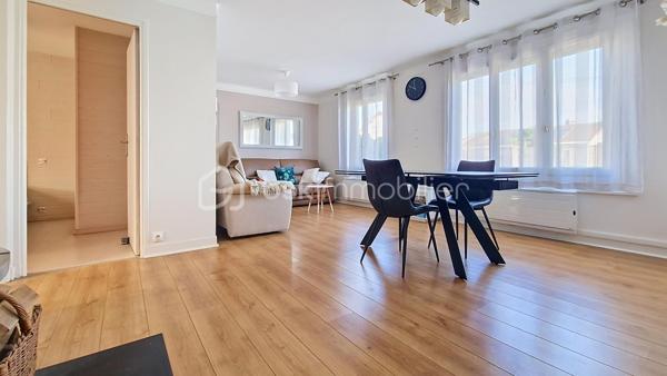 Située dans un secteur recherché de Villeparisis, découvrez cette charmante maison offrant un agencement fonctionnel, une excellente distribution des volumes et une vie de plain-pied. Idéalement placée, elle se trouve à seulement 10 minutes à pied de la gare et des commerces.
Le rez-de-chaussée se compose de :Une entrée accueillante avec placards intégrés. Un séjour lumineux de 26 m². Une cuisine aménagée indépendante, s'ouvrant directement sur une magnifique véranda de 25 m², véritable pièce de vie supplémentaire baignée de lumière.
Une chambre de 11,25 m² avec placards.Une pièce de 7 m² idéale pour le télétravail (bureau) ou une chambre d'enfant.
Une salle d'eau et un WC indépendant. 
À l'étage : Une chambre de 9 m² carrez (20 m² au sol), parfaite pour un espace ado ou un espace nuit cosy. Une pièce palière offrant un beau potentiel, facilement aménageable en dressing ou coin lecture.
Les extérieurs et annexes : Une grande dépendance de 30 m² faisant office de garage, idéale pour garer un véhicule, stocker ou aménager un atelier.