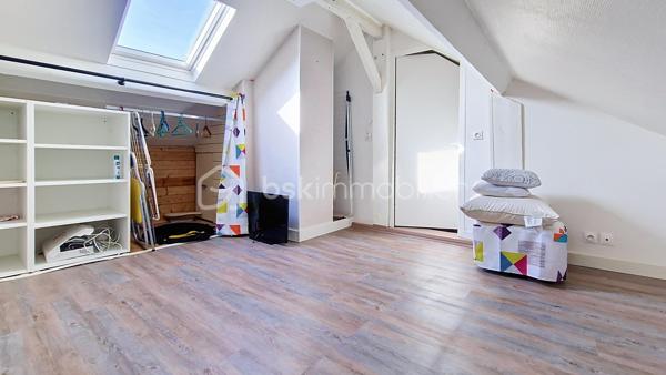 Située dans un secteur recherché de Villeparisis, découvrez cette charmante maison offrant un agencement fonctionnel, une excellente distribution des volumes et une vie de plain-pied. Idéalement placée, elle se trouve à seulement 10 minutes à pied de la gare et des commerces.
Le rez-de-chaussée se compose de :Une entrée accueillante avec placards intégrés. Un séjour lumineux de 26 m². Une cuisine aménagée indépendante, s'ouvrant directement sur une magnifique véranda de 25 m², véritable pièce de vie supplémentaire baignée de lumière.
Une chambre de 11,25 m² avec placards.Une pièce de 7 m² idéale pour le télétravail (bureau) ou une chambre d'enfant.
Une salle d'eau et un WC indépendant. 
À l'étage : Une chambre de 9 m² carrez (20 m² au sol), parfaite pour un espace ado ou un espace nuit cosy. Une pièce palière offrant un beau potentiel, facilement aménageable en dressing ou coin lecture.
Les extérieurs et annexes : Une grande dépendance de 30 m² faisant office de garage, idéale pour garer un véhicule, stocker ou aménager un atelier.