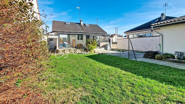 Située dans un secteur recherché de Villeparisis, découvrez cette charmante maison offrant un agencement fonctionnel, une excellente distribution des volumes et une vie de plain-pied. Idéalement placée, elle se trouve à seulement 10 minutes à pied de la gare et des commerces.
Le rez-de-chaussée se compose de :Une entrée accueillante avec placards intégrés. Un séjour lumineux de 26 m². Une cuisine aménagée indépendante, s'ouvrant directement sur une magnifique véranda de 25 m², véritable pièce de vie supplémentaire baignée de lumière.
Une chambre de 11,25 m² avec placards.Une pièce de 7 m² idéale pour le télétravail (bureau) ou une chambre d'enfant.
Une salle d'eau et un WC indépendant. 
À l'étage : Une chambre de 9 m² carrez (20 m² au sol), parfaite pour un espace ado ou un espace nuit cosy. Une pièce palière offrant un beau potentiel, facilement aménageable en dressing ou coin lecture.
Les extérieurs et annexes : Une grande dépendance de 30 m² faisant office de garage, idéale pour garer un véhicule, stocker ou aménager un atelier.