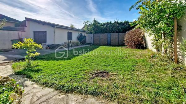 Située dans un secteur recherché de Villeparisis, découvrez cette charmante maison offrant un agencement fonctionnel, une excellente distribution des volumes et une vie de plain-pied. Idéalement placée, elle se trouve à seulement 10 minutes à pied de la gare et des commerces.
Le rez-de-chaussée se compose de :Une entrée accueillante avec placards intégrés. Un séjour lumineux de 26 m². Une cuisine aménagée indépendante, s'ouvrant directement sur une magnifique véranda de 25 m², véritable pièce de vie supplémentaire baignée de lumière.
Une chambre de 11,25 m² avec placards.Une pièce de 7 m² idéale pour le télétravail (bureau) ou une chambre d'enfant.
Une salle d'eau et un WC indépendant. 
À l'étage : Une chambre de 9 m² carrez (20 m² au sol), parfaite pour un espace ado ou un espace nuit cosy. Une pièce palière offrant un beau potentiel, facilement aménageable en dressing ou coin lecture.
Les extérieurs et annexes : Une grande dépendance de 30 m² faisant office de garage, idéale pour garer un véhicule, stocker ou aménager un atelier.