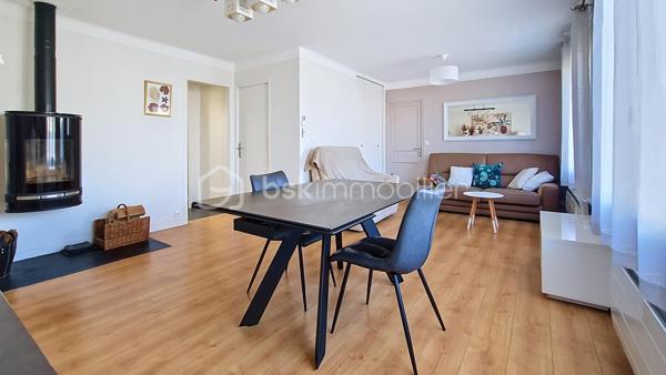 Située dans un secteur recherché de Villeparisis, découvrez cette charmante maison offrant un agencement fonctionnel, une excellente distribution des volumes et une vie de plain-pied. Idéalement placée, elle se trouve à seulement 10 minutes à pied de la gare et des commerces.
Le rez-de-chaussée se compose de :Une entrée accueillante avec placards intégrés. Un séjour lumineux de 26 m². Une cuisine aménagée indépendante, s'ouvrant directement sur une magnifique véranda de 25 m², véritable pièce de vie supplémentaire baignée de lumière.
Une chambre de 11,25 m² avec placards.Une pièce de 7 m² idéale pour le télétravail (bureau) ou une chambre d'enfant.
Une salle d'eau et un WC indépendant. 
À l'étage : Une chambre de 9 m² carrez (20 m² au sol), parfaite pour un espace ado ou un espace nuit cosy. Une pièce palière offrant un beau potentiel, facilement aménageable en dressing ou coin lecture.
Les extérieurs et annexes : Une grande dépendance de 30 m² faisant office de garage, idéale pour garer un véhicule, stocker ou aménager un atelier.