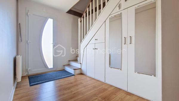 Située dans un secteur recherché de Villeparisis, découvrez cette charmante maison offrant un agencement fonctionnel, une excellente distribution des volumes et une vie de plain-pied. Idéalement placée, elle se trouve à seulement 10 minutes à pied de la gare et des commerces.
Le rez-de-chaussée se compose de :Une entrée accueillante avec placards intégrés. Un séjour lumineux de 26 m². Une cuisine aménagée indépendante, s'ouvrant directement sur une magnifique véranda de 25 m², véritable pièce de vie supplémentaire baignée de lumière.
Une chambre de 11,25 m² avec placards.Une pièce de 7 m² idéale pour le télétravail (bureau) ou une chambre d'enfant.
Une salle d'eau et un WC indépendant. 
À l'étage : Une chambre de 9 m² carrez (20 m² au sol), parfaite pour un espace ado ou un espace nuit cosy. Une pièce palière offrant un beau potentiel, facilement aménageable en dressing ou coin lecture.
Les extérieurs et annexes : Une grande dépendance de 30 m² faisant office de garage, idéale pour garer un véhicule, stocker ou aménager un atelier.