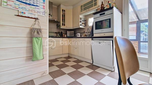 Située dans un secteur recherché de Villeparisis, découvrez cette charmante maison offrant un agencement fonctionnel, une excellente distribution des volumes et une vie de plain-pied. Idéalement placée, elle se trouve à seulement 10 minutes à pied de la gare et des commerces.
Le rez-de-chaussée se compose de :Une entrée accueillante avec placards intégrés. Un séjour lumineux de 26 m². Une cuisine aménagée indépendante, s'ouvrant directement sur une magnifique véranda de 25 m², véritable pièce de vie supplémentaire baignée de lumière.
Une chambre de 11,25 m² avec placards.Une pièce de 7 m² idéale pour le télétravail (bureau) ou une chambre d'enfant.
Une salle d'eau et un WC indépendant. 
À l'étage : Une chambre de 9 m² carrez (20 m² au sol), parfaite pour un espace ado ou un espace nuit cosy. Une pièce palière offrant un beau potentiel, facilement aménageable en dressing ou coin lecture.
Les extérieurs et annexes : Une grande dépendance de 30 m² faisant office de garage, idéale pour garer un véhicule, stocker ou aménager un atelier.
