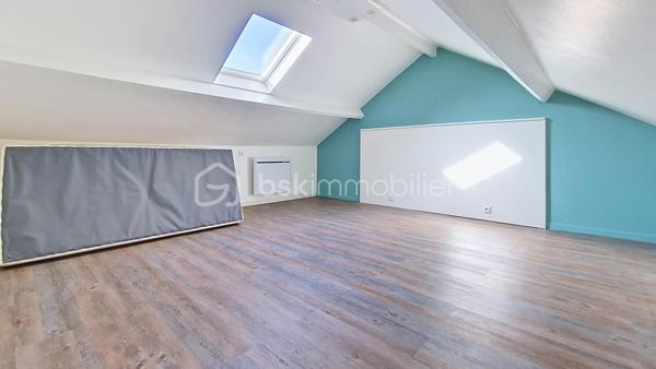 Située dans un secteur recherché de Villeparisis, découvrez cette charmante maison offrant un agencement fonctionnel, une excellente distribution des volumes et une vie de plain-pied. Idéalement placée, elle se trouve à seulement 10 minutes à pied de la gare et des commerces.
Le rez-de-chaussée se compose de :Une entrée accueillante avec placards intégrés. Un séjour lumineux de 26 m². Une cuisine aménagée indépendante, s'ouvrant directement sur une magnifique véranda de 25 m², véritable pièce de vie supplémentaire baignée de lumière.
Une chambre de 11,25 m² avec placards.Une pièce de 7 m² idéale pour le télétravail (bureau) ou une chambre d'enfant.
Une salle d'eau et un WC indépendant. 
À l'étage : Une chambre de 9 m² carrez (20 m² au sol), parfaite pour un espace ado ou un espace nuit cosy. Une pièce palière offrant un beau potentiel, facilement aménageable en dressing ou coin lecture.
Les extérieurs et annexes : Une grande dépendance de 30 m² faisant office de garage, idéale pour garer un véhicule, stocker ou aménager un atelier.
