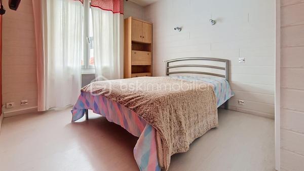 Située dans un secteur recherché de Villeparisis, découvrez cette charmante maison offrant un agencement fonctionnel, une excellente distribution des volumes et une vie de plain-pied. Idéalement placée, elle se trouve à seulement 10 minutes à pied de la gare et des commerces.
Le rez-de-chaussée se compose de :Une entrée accueillante avec placards intégrés. Un séjour lumineux de 26 m². Une cuisine aménagée indépendante, s'ouvrant directement sur une magnifique véranda de 25 m², véritable pièce de vie supplémentaire baignée de lumière.
Une chambre de 11,25 m² avec placards.Une pièce de 7 m² idéale pour le télétravail (bureau) ou une chambre d'enfant.
Une salle d'eau et un WC indépendant. 
À l'étage : Une chambre de 9 m² carrez (20 m² au sol), parfaite pour un espace ado ou un espace nuit cosy. Une pièce palière offrant un beau potentiel, facilement aménageable en dressing ou coin lecture.
Les extérieurs et annexes : Une grande dépendance de 30 m² faisant office de garage, idéale pour garer un véhicule, stocker ou aménager un atelier.