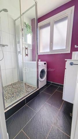 Située dans un secteur recherché de Villeparisis, découvrez cette charmante maison offrant un agencement fonctionnel, une excellente distribution des volumes et une vie de plain-pied. Idéalement placée, elle se trouve à seulement 10 minutes à pied de la gare et des commerces.
Le rez-de-chaussée se compose de :Une entrée accueillante avec placards intégrés. Un séjour lumineux de 26 m². Une cuisine aménagée indépendante, s'ouvrant directement sur une magnifique véranda de 25 m², véritable pièce de vie supplémentaire baignée de lumière.
Une chambre de 11,25 m² avec placards.Une pièce de 7 m² idéale pour le télétravail (bureau) ou une chambre d'enfant.
Une salle d'eau et un WC indépendant. 
À l'étage : Une chambre de 9 m² carrez (20 m² au sol), parfaite pour un espace ado ou un espace nuit cosy. Une pièce palière offrant un beau potentiel, facilement aménageable en dressing ou coin lecture.
Les extérieurs et annexes : Une grande dépendance de 30 m² faisant office de garage, idéale pour garer un véhicule, stocker ou aménager un atelier.