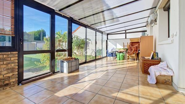 Située dans un secteur recherché de Villeparisis, découvrez cette charmante maison offrant un agencement fonctionnel, une excellente distribution des volumes et une vie de plain-pied. Idéalement placée, elle se trouve à seulement 10 minutes à pied de la gare et des commerces.
Le rez-de-chaussée se compose de :Une entrée accueillante avec placards intégrés. Un séjour lumineux de 26 m². Une cuisine aménagée indépendante, s'ouvrant directement sur une magnifique véranda de 25 m², véritable pièce de vie supplémentaire baignée de lumière.
Une chambre de 11,25 m² avec placards.Une pièce de 7 m² idéale pour le télétravail (bureau) ou une chambre d'enfant.
Une salle d'eau et un WC indépendant. 
À l'étage : Une chambre de 9 m² carrez (20 m² au sol), parfaite pour un espace ado ou un espace nuit cosy. Une pièce palière offrant un beau potentiel, facilement aménageable en dressing ou coin lecture.
Les extérieurs et annexes : Une grande dépendance de 30 m² faisant office de garage, idéale pour garer un véhicule, stocker ou aménager un atelier.