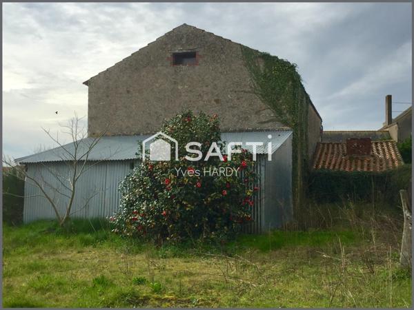 Proche Les Herbiers. A saisir ! Belle grange à rénover sur grand terrain.