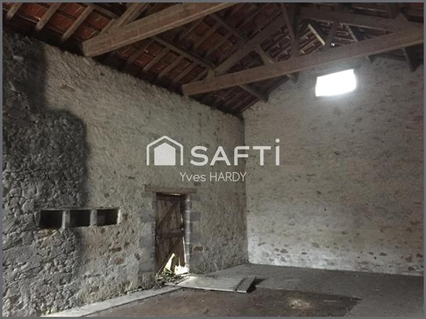 Proche Les Herbiers. A saisir ! Belle grange à rénover sur grand terrain.