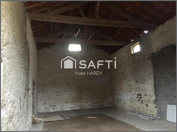 Proche Les Herbiers. A saisir ! Belle grange à rénover sur grand terrain.