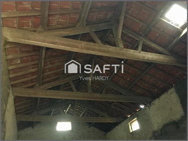 Proche Les Herbiers. A saisir ! Belle grange à rénover sur grand terrain.