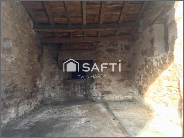 Proche Les Herbiers. A saisir ! Belle grange à rénover sur grand terrain.